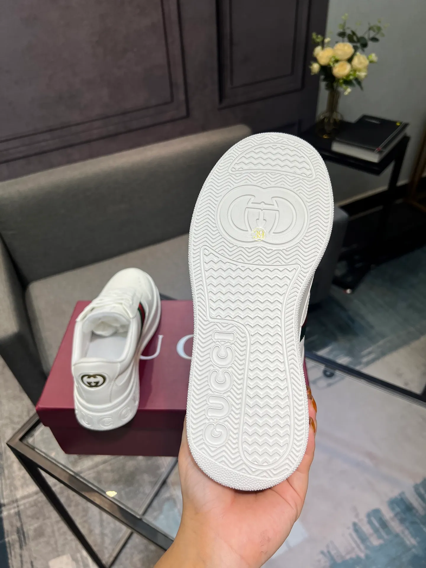 Men's men's shoes💰640 Gucci counter's latest couple's biscuit shoes‼ ️ 👑Purchasing agent level Gucci’s latest IP lightweight thick-soled white shoes can be put on your feet in seconds**4CM! ! Simple, easy to match and full of retro charm ~ the latest anti-counterfeiting cloth label on the tongue. And with electronic chip anti-counterfeiting.   The upper is made of imported environmentally friendly water-dyed calfskin, with a +1:1 fly-woven mesh surface to absorb sweat and an inner lining! Fly-knitted leather molded latex insole. Original IP lightweight outsole, one-piece injection molding, super comfortable and elastic, size: female 35-40 (female 41 customized) male 39-44 (male 38.45 46 customized)